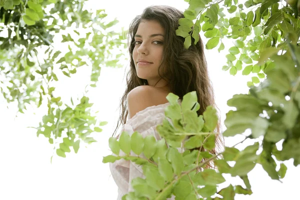 Woman relaxing in a garden with tree leaves — ストック写真