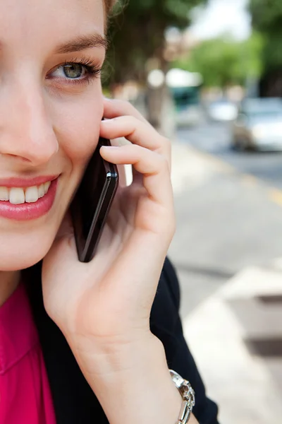 Femme d'affaires utilisant un smartphone — Photo