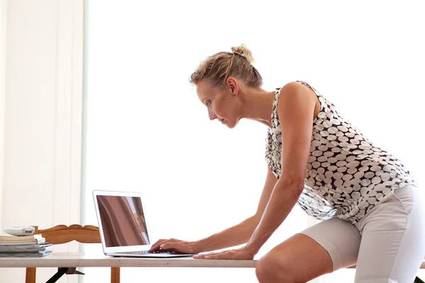 Woman using a laptop computer — Stock Photo, Image