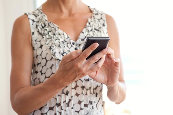 Business woman using a smartphone — Stock Photo, Image