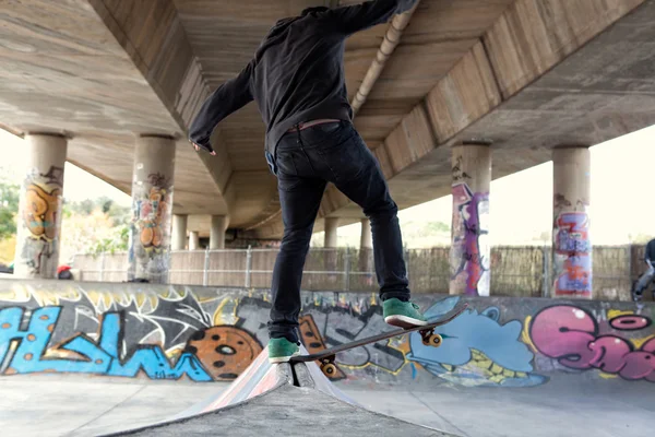 Skater jumping up in the air — Φωτογραφία Αρχείου