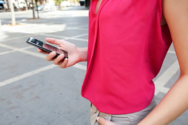 Zakenvrouw houden van een mobiele telefoon — Stockfoto