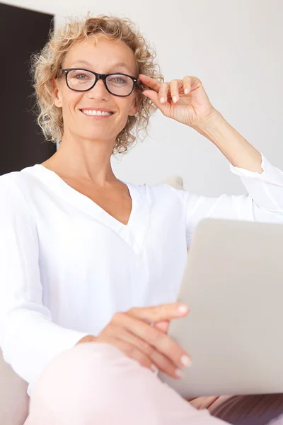 Frau benutzt Laptop und arbeitet — Stockfoto