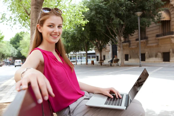 Femme d'affaires assis et travaillant sur son ordinateur portable — Photo