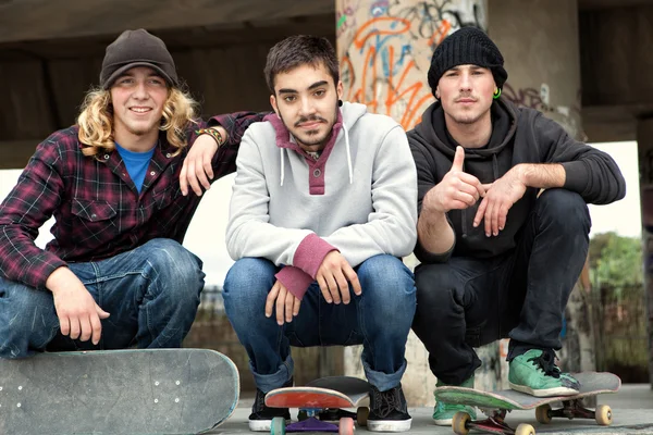 Amici adolescenti che fanno sport in un parco di skateboard — Foto Stock