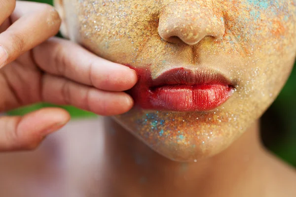 Cara de niña con pigmento de polvo de maquillaje y brillo — Foto de Stock