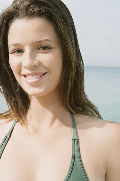 Retrato de una hermosa mujer adolescente sonriente — Foto de Stock