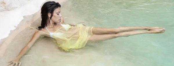 Woman laying in the natural swimming pool — 图库照片