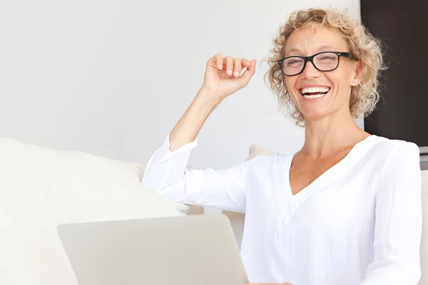 Woman using a laptop computer and working — Stockfoto