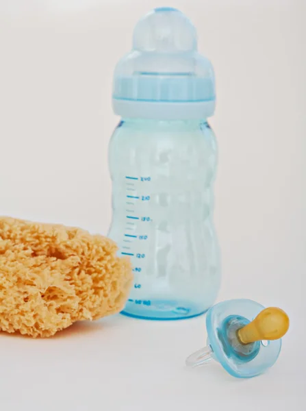 Baby dummy and feeding bottle together — 图库照片