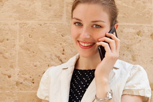 Femme d'affaires utilisant un smartphone — Photo