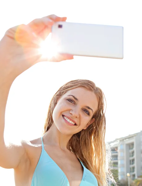 Woman taking selfies pictures near resort hotel — 图库照片