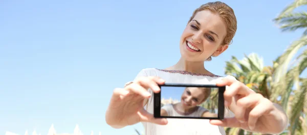 Girl take selfies photos of herself — Stok fotoğraf