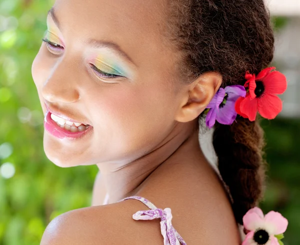 Retrato de uma jovem menina sorridente — Fotografia de Stock