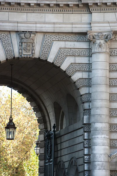 Viejo arco de piedra exterior del edificio en el Londres — Foto de Stock