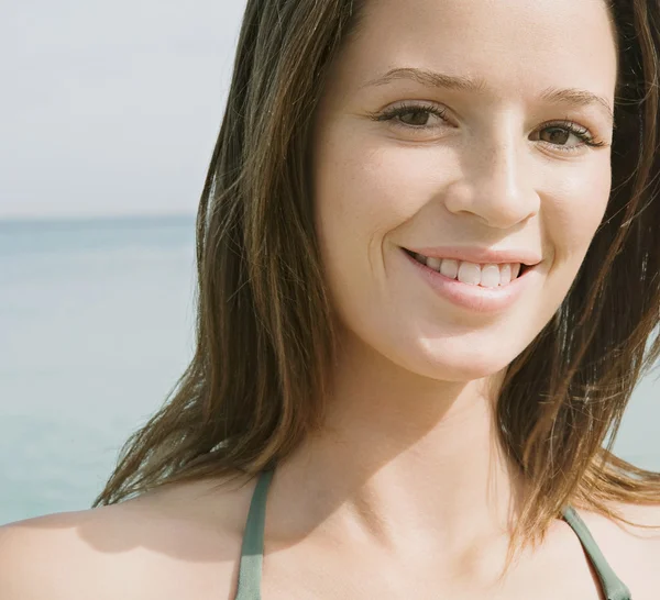 Retrato de una hermosa mujer adolescente sonriente —  Fotos de Stock