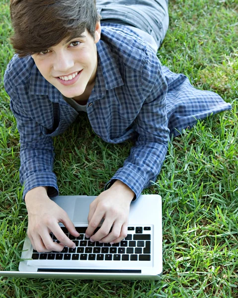 Έφηβος μαθητής αγόρι κοιτάζοντας την κάμερα χαμογελώντας — Φωτογραφία Αρχείου