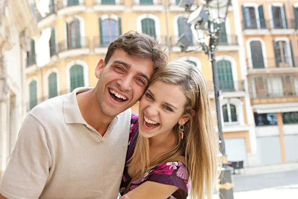 Tourist couple having fun and laughing — Stock Photo, Image