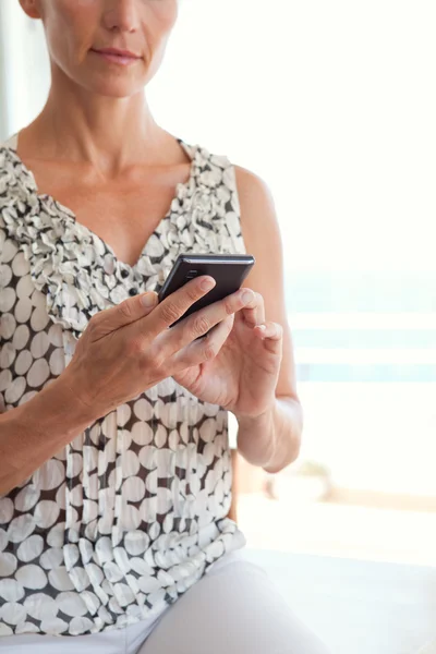 Mulher de negócios usando um smartphone — Fotografia de Stock