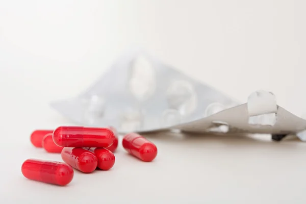 El paquete de plástico de los medicamentos que ponen sobre la mesa — Foto de Stock