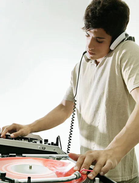 DJ tocando e misturando música em uma boate — Fotografia de Stock