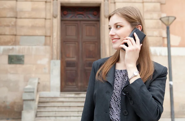 Üzletasszony beszél telefonon — Stock Fotó