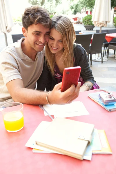 Casal tirar uma foto selfie no café — Fotografia de Stock