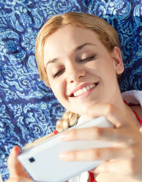 Donna utilizzando smartphone sulla spiaggia — Foto Stock