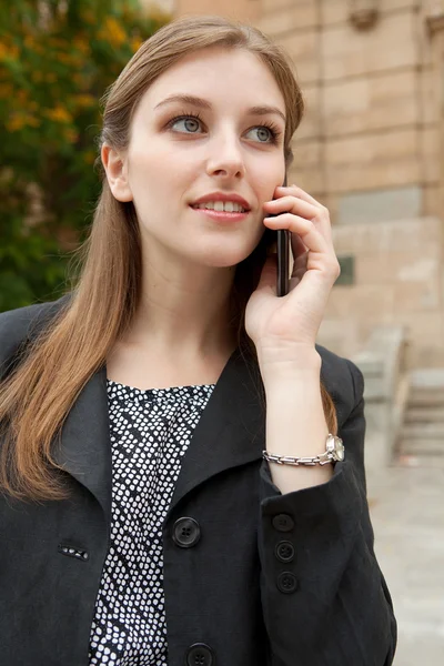 Femme d'affaires parlant au téléphone — Photo