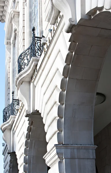 Centenary old stone building in London — Stockfoto