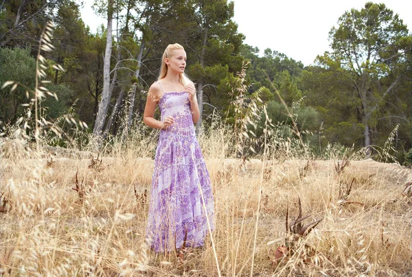 Blond woman relaxing in a field — Stock Photo, Image