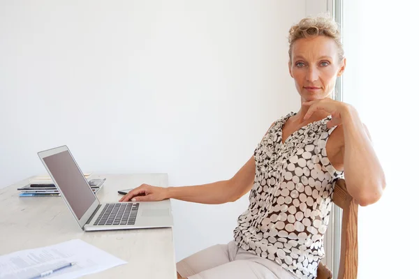 Femme utilisant un ordinateur portable au bureau — Photo