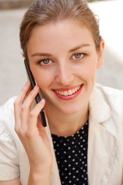 Affärskvinna som ringer på telefon — Stockfoto