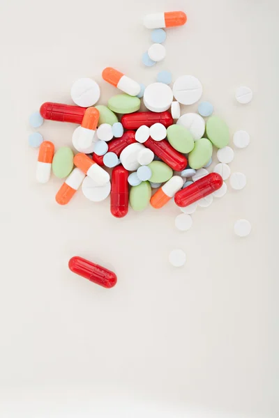 Píldoras y cápsulas medicinales coloridas — Foto de Stock