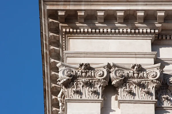 Viejo edificio de piedra en la ciudad de Londres —  Fotos de Stock