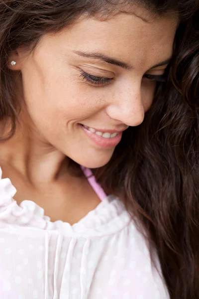 Portrait of an attractive hispanic woman smiling — Stockfoto