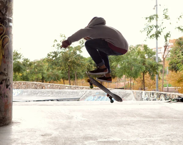 Skater silhouette jumping up in the air — Zdjęcie stockowe