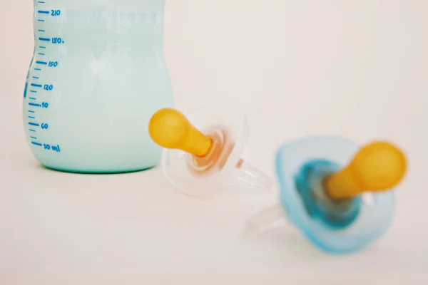 Babypuppen und Fütterungsflasche — Stockfoto