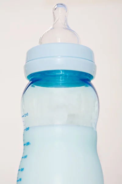 Garrafa de bebê de vidro cheio de leite quente — Fotografia de Stock