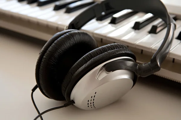 Pair of headphones and a keyboard — ストック写真