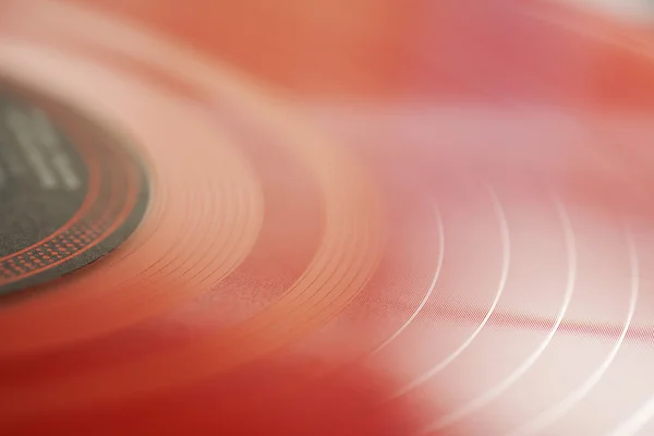 Disco de vinilo rojo en un plato giratorio dj — Foto de Stock