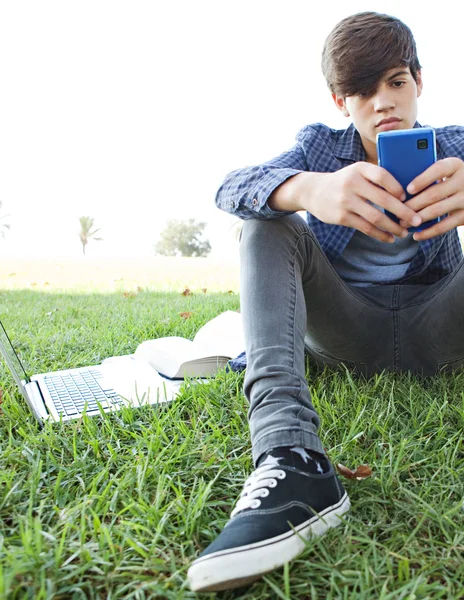 Хлопчик використовує свій смартфон — стокове фото