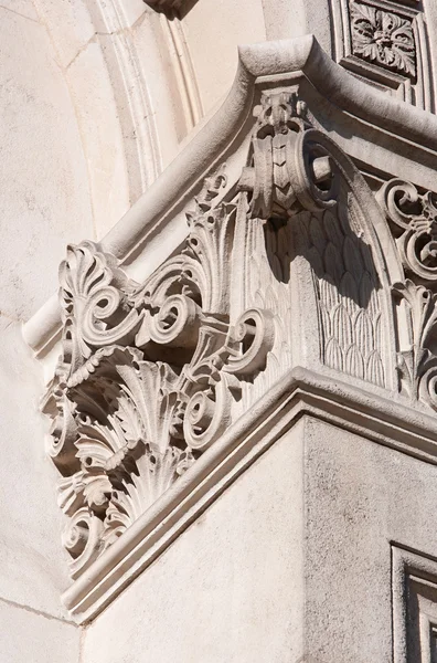 Antigua columna de piedra en el edificio de Londres — Foto de Stock