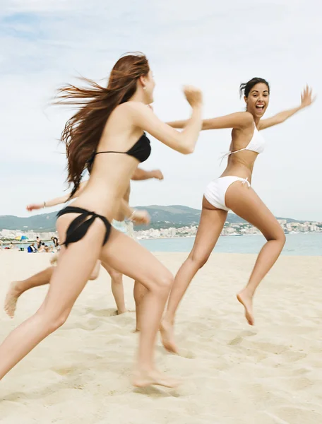 Amici che corrono insieme verso la riva del mare — Foto Stock