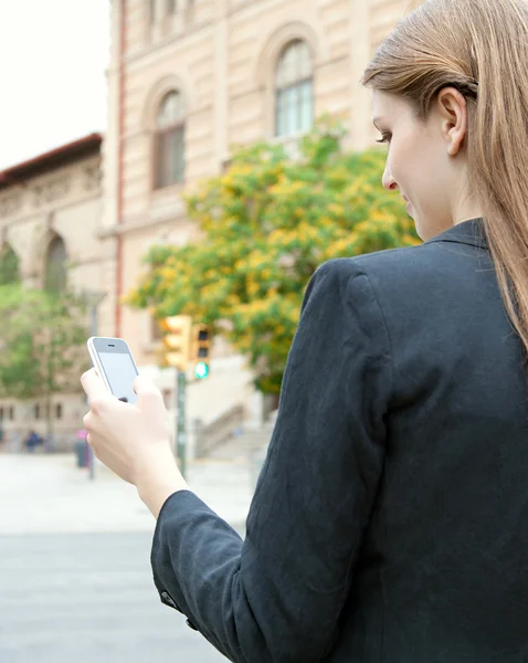 Podnikatelka pomocí smartphone venku — Stock fotografie