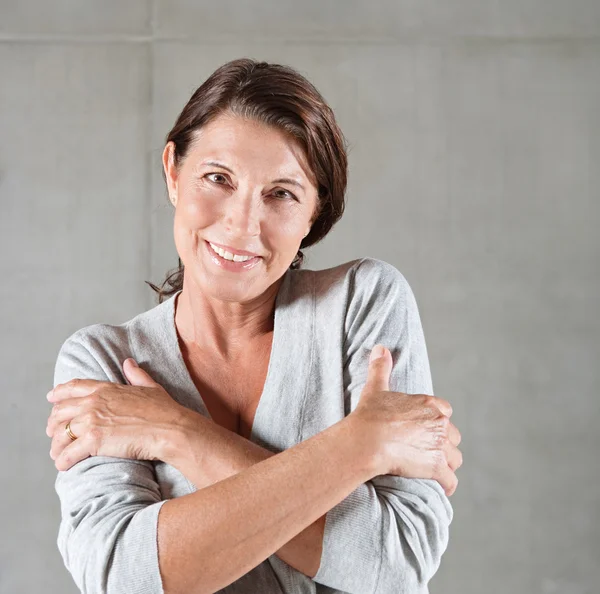 Retrato de una atractiva mujer madura — Foto de Stock