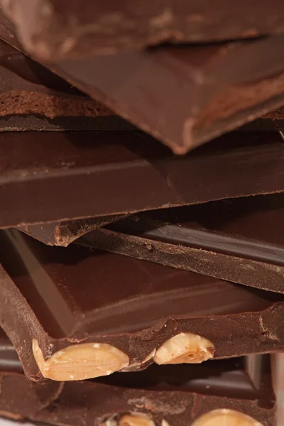 Pedaços de chocolate com nozes — Fotografia de Stock