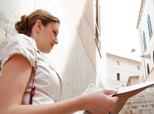 Femme d'affaires tenant et lisant un journal — Photo