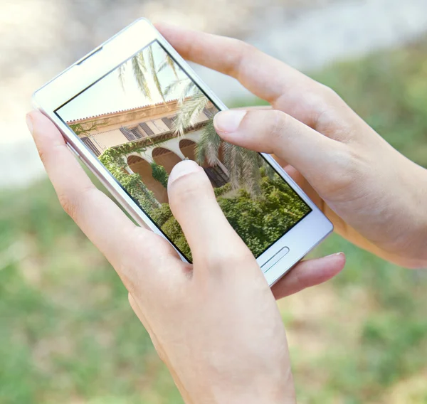 Femme utilisant un smartphone à écran tactile — Photo