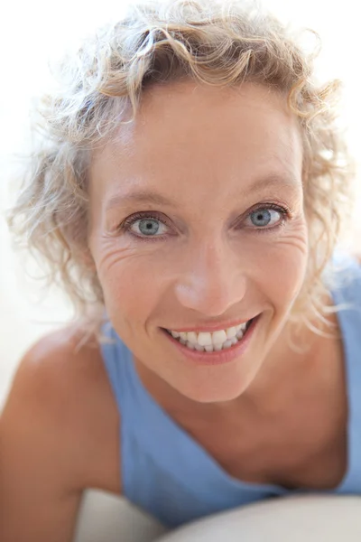 Portrait of an attractive woman — Stock Photo, Image